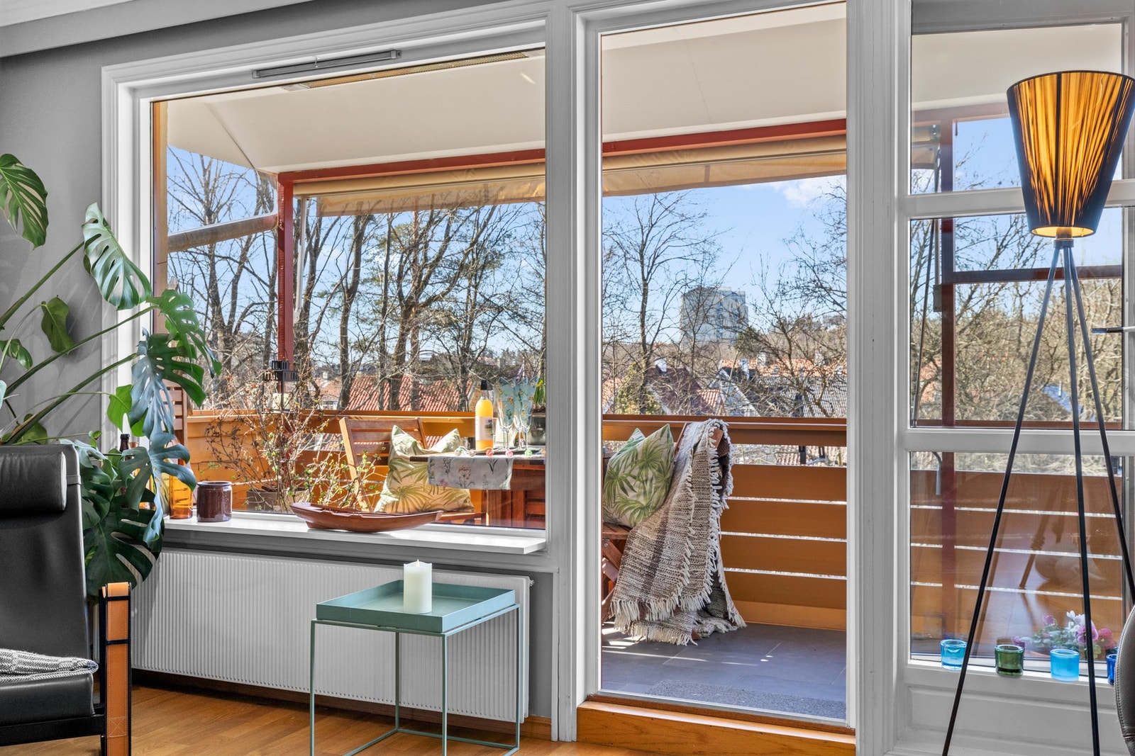 En av borettslagets beste beliggenheter i front, med usjenert og flott utsikt til grøntområder og ballplass/skøyteis. Galleribilde