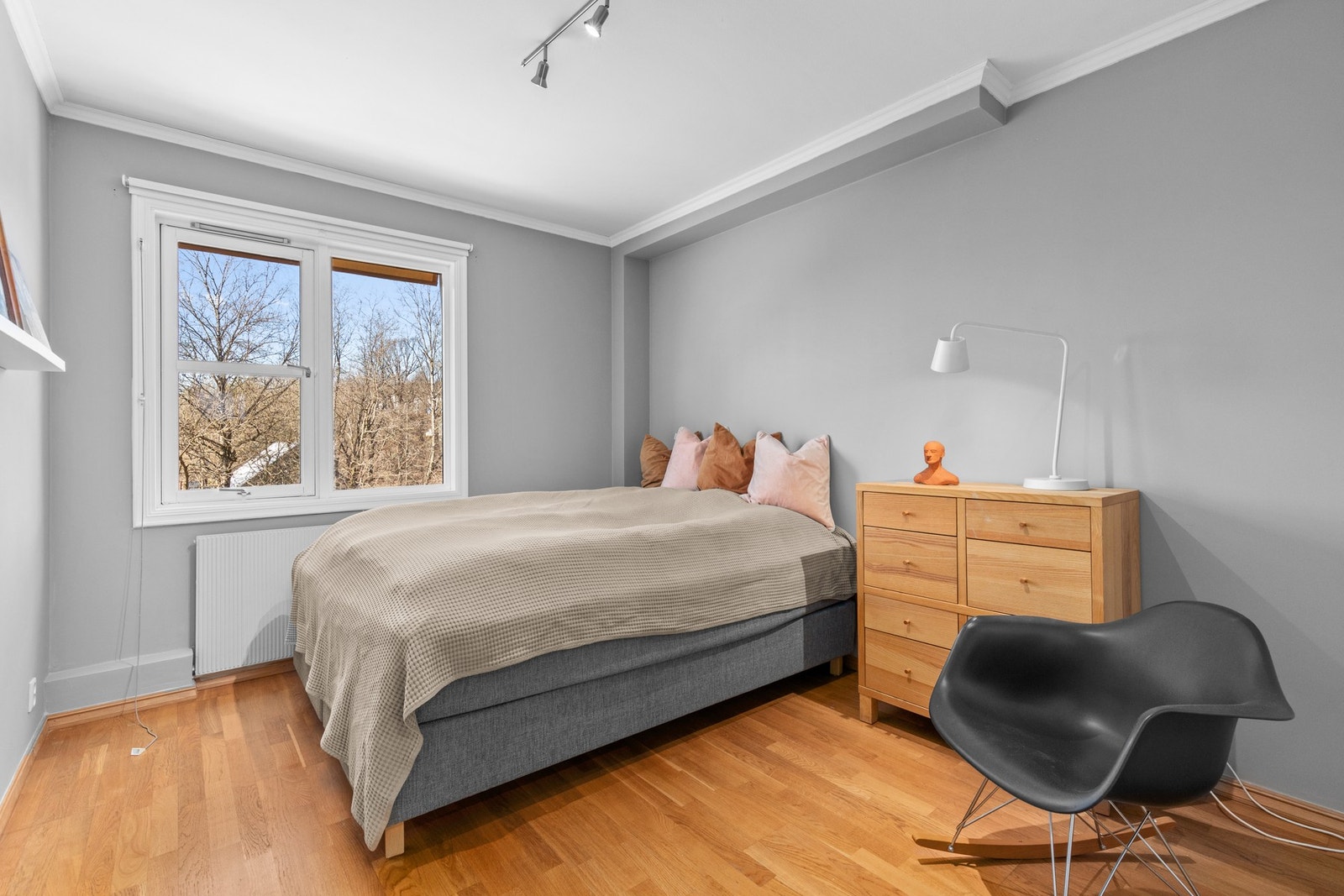 Leiligheten har 3 soverom.
Hovedsoverommet er av god størrelse med plass til dobbeltseng. Galleribilde