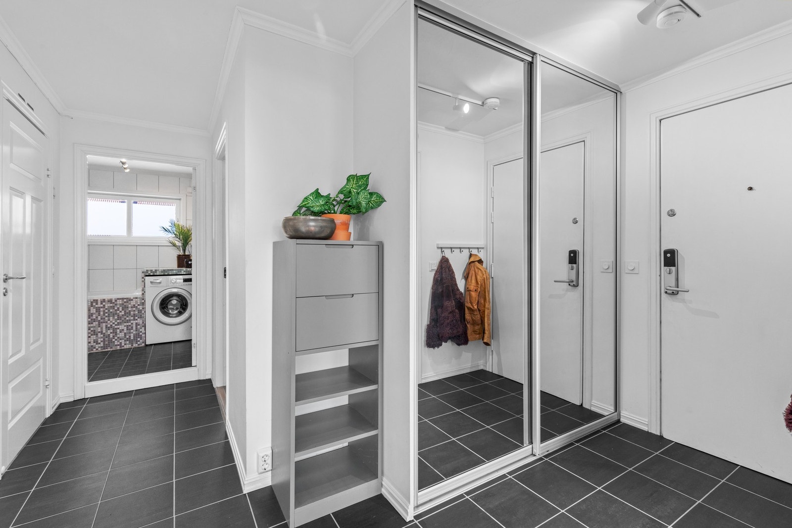 Romslig gang med skyvedørsgarderobe for yttertøy. Galleribilde