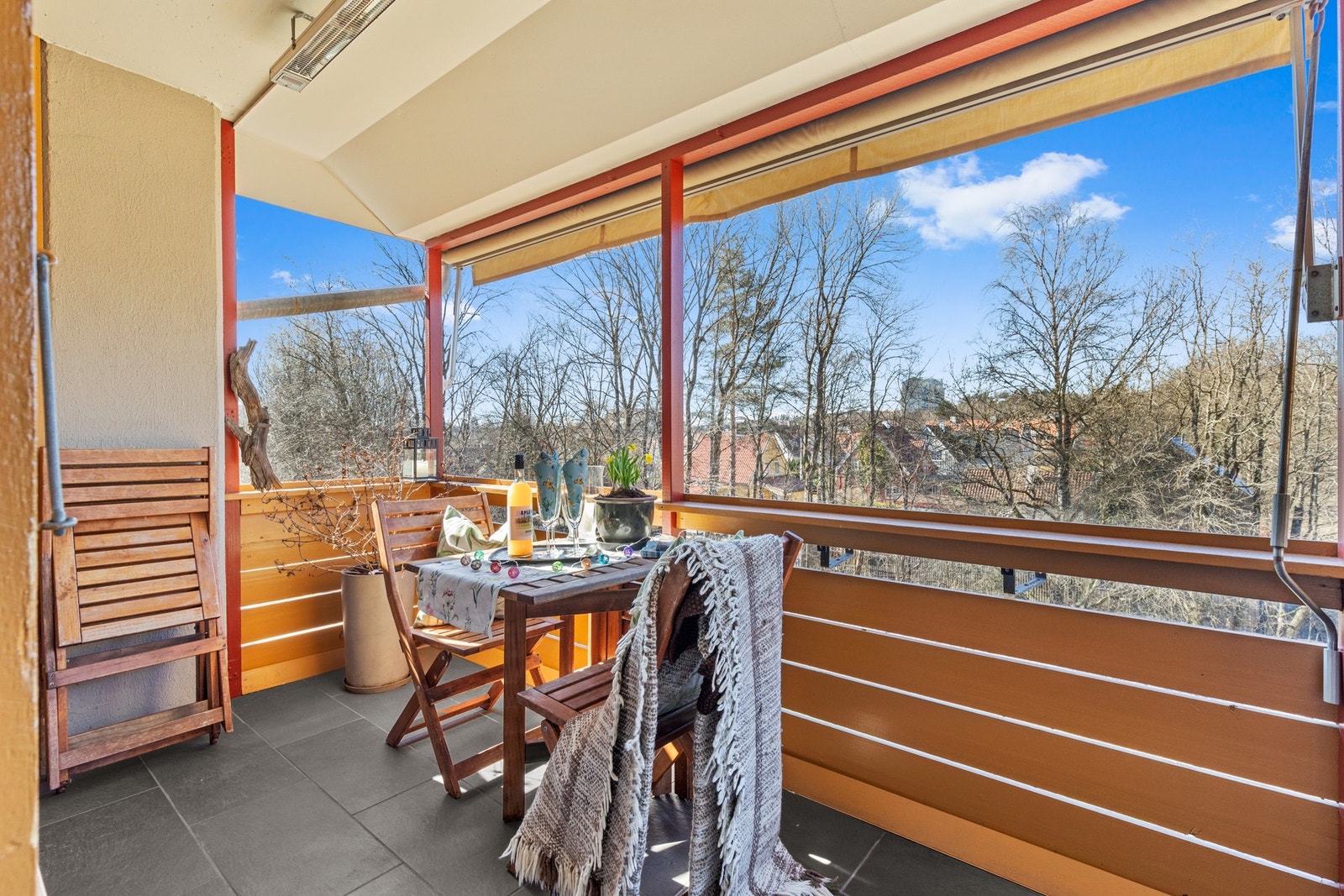 Romslig balkong med plass til å nyte middagen og varmere vår- og sommerkvelder. Galleribilde