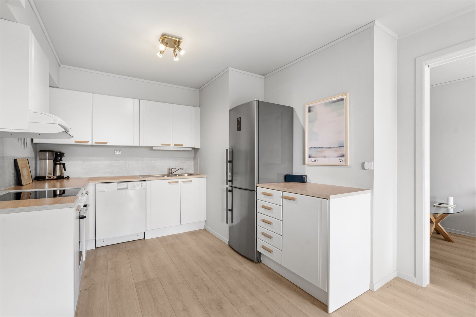 Kjøkkenventilator er tilkoblet byggets sentrale avtrekksanlegg, som sikrer effektiv utlufting under matlaging. Galleribilde
