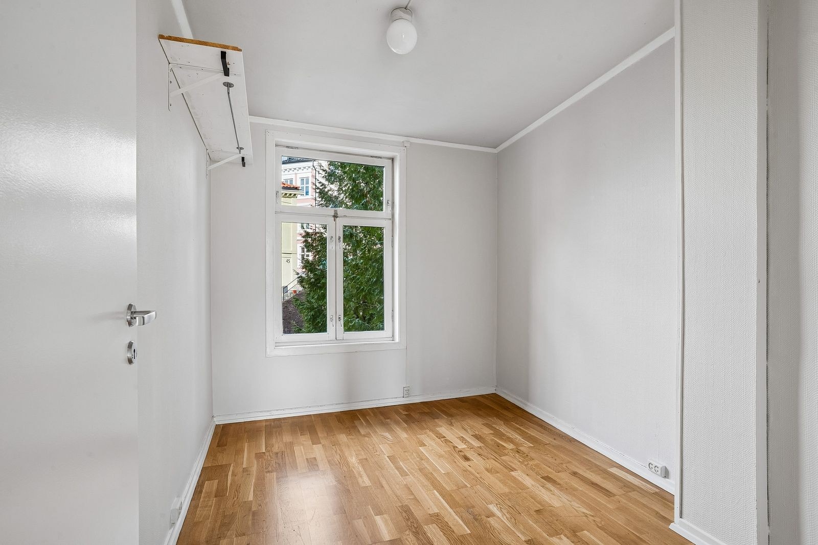 Innbydende soverom som vender ut mot rolig bakgård. Galleribilde