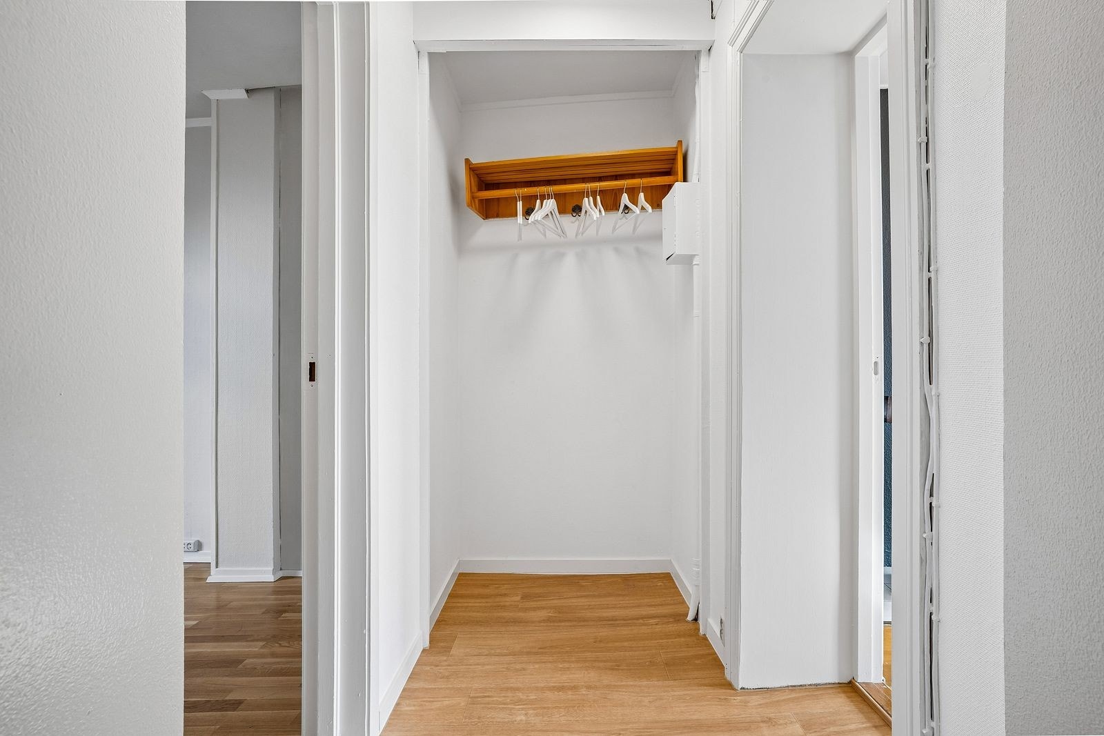 Entré med calling og nylagt gulv. Galleribilde