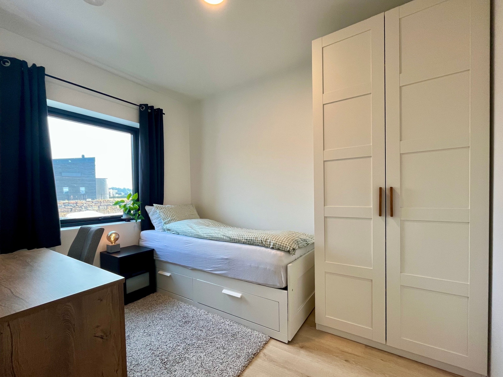 Soverom nr 2 med seng, garderobe og kontorpult. Galleribilde