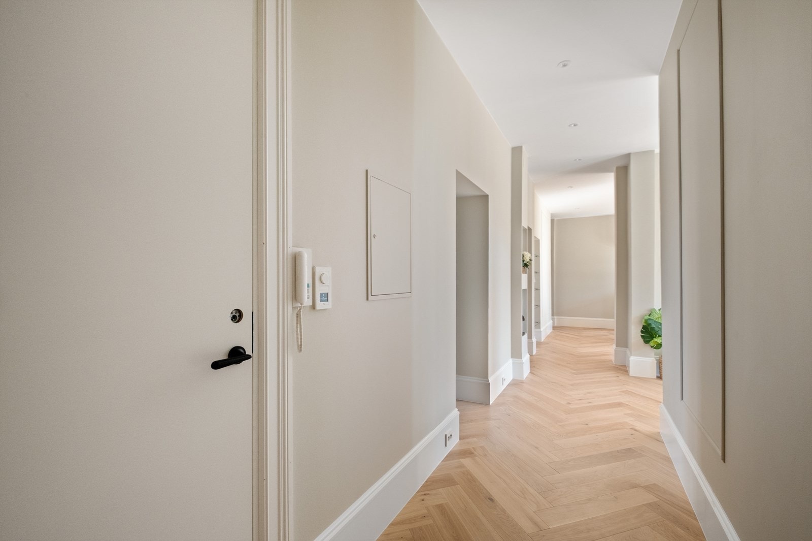 Romslig entré med god plass til oppbevaring og en innbydende overgang til resten av leiligheten Galleribilde