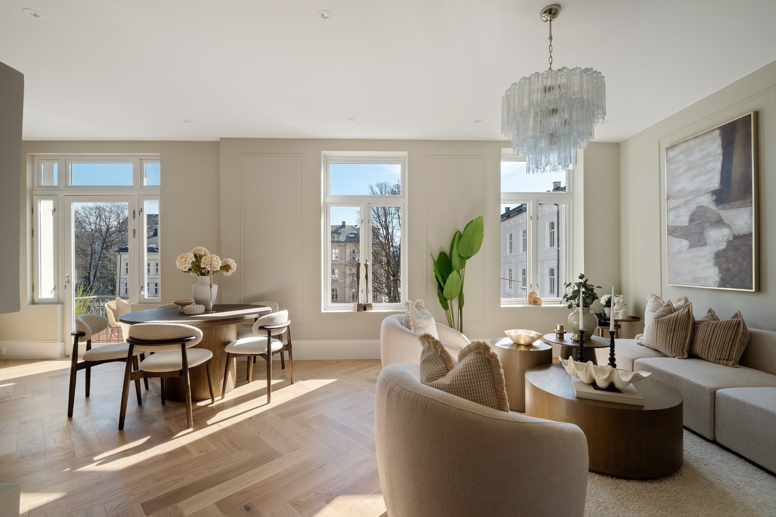 Store vinduer slipper inn rikelig med naturlig lys Galleribilde