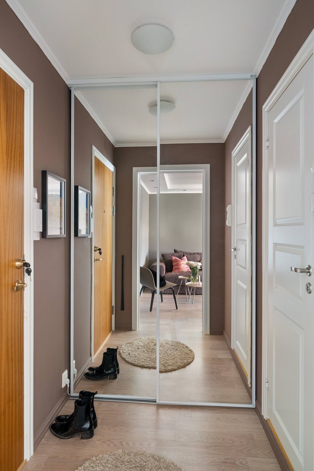 Lys og innbydende entré med plass for å henge fra seg yttertøy i skyvedørsgarderobe. Galleribilde