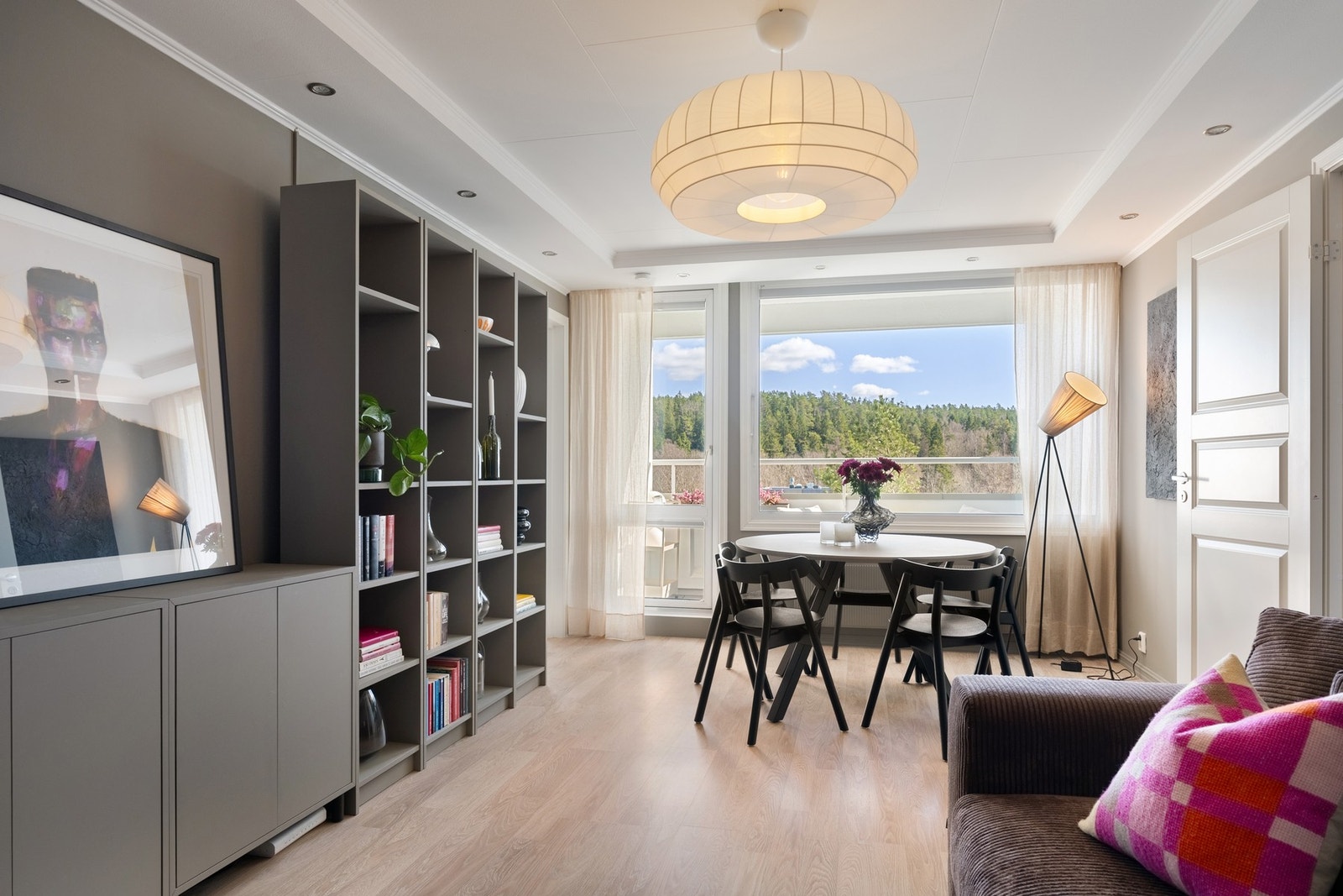 Dette er en lys og flott 2-roms leilighet med balkong og fin beliggenhet i byggets 7. etasje. Galleribilde