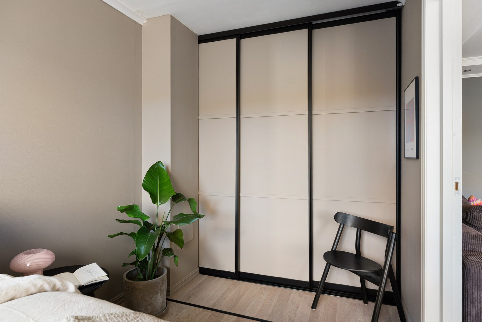 Godt med oppbevaringsplass i plassbygget garderobe. Galleribilde