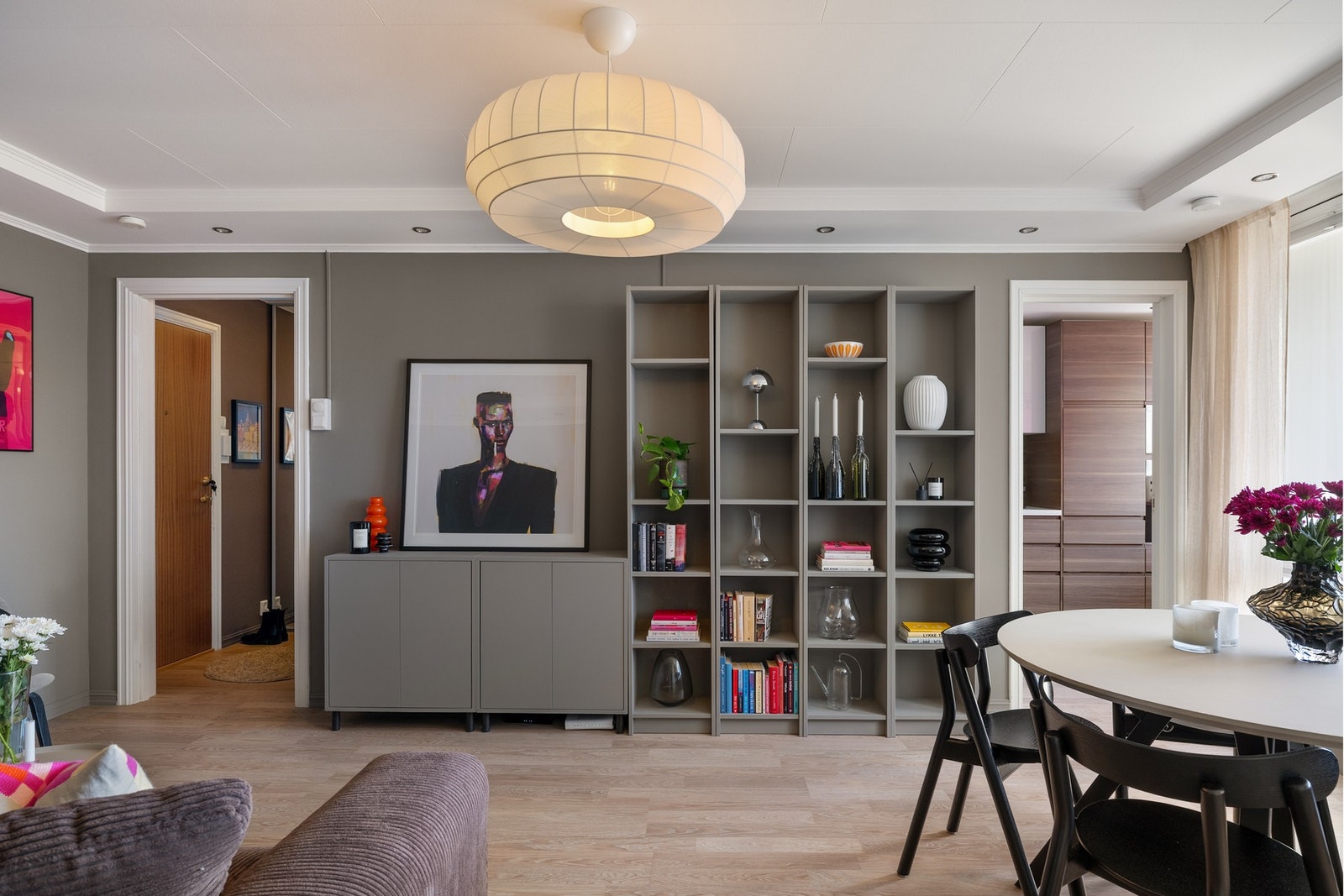 Felleskostnadene inkluderer både fyring, varmtvann og kabel-TV/bredbånd, praktisk og forutsigbart i hverdagen. Galleribilde