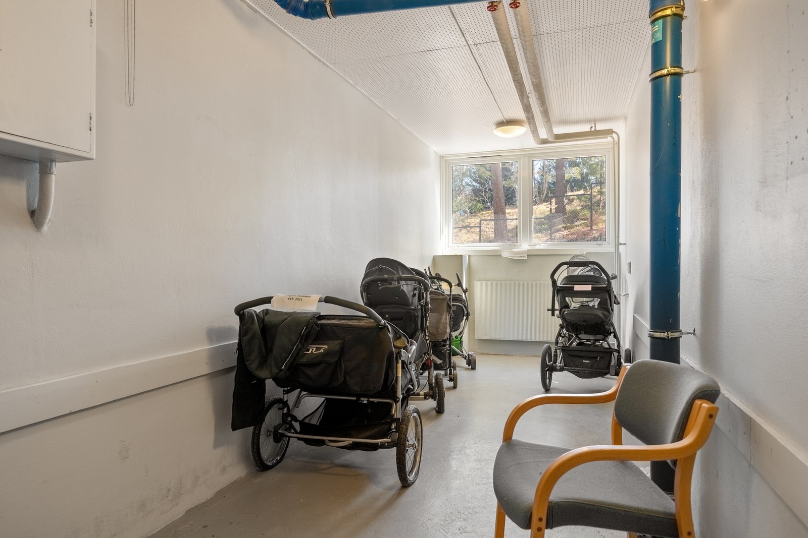 Og eget rom for oppbevaring av barnevogn. Du vil også finne et eget rom for bildekk. Galleribilde