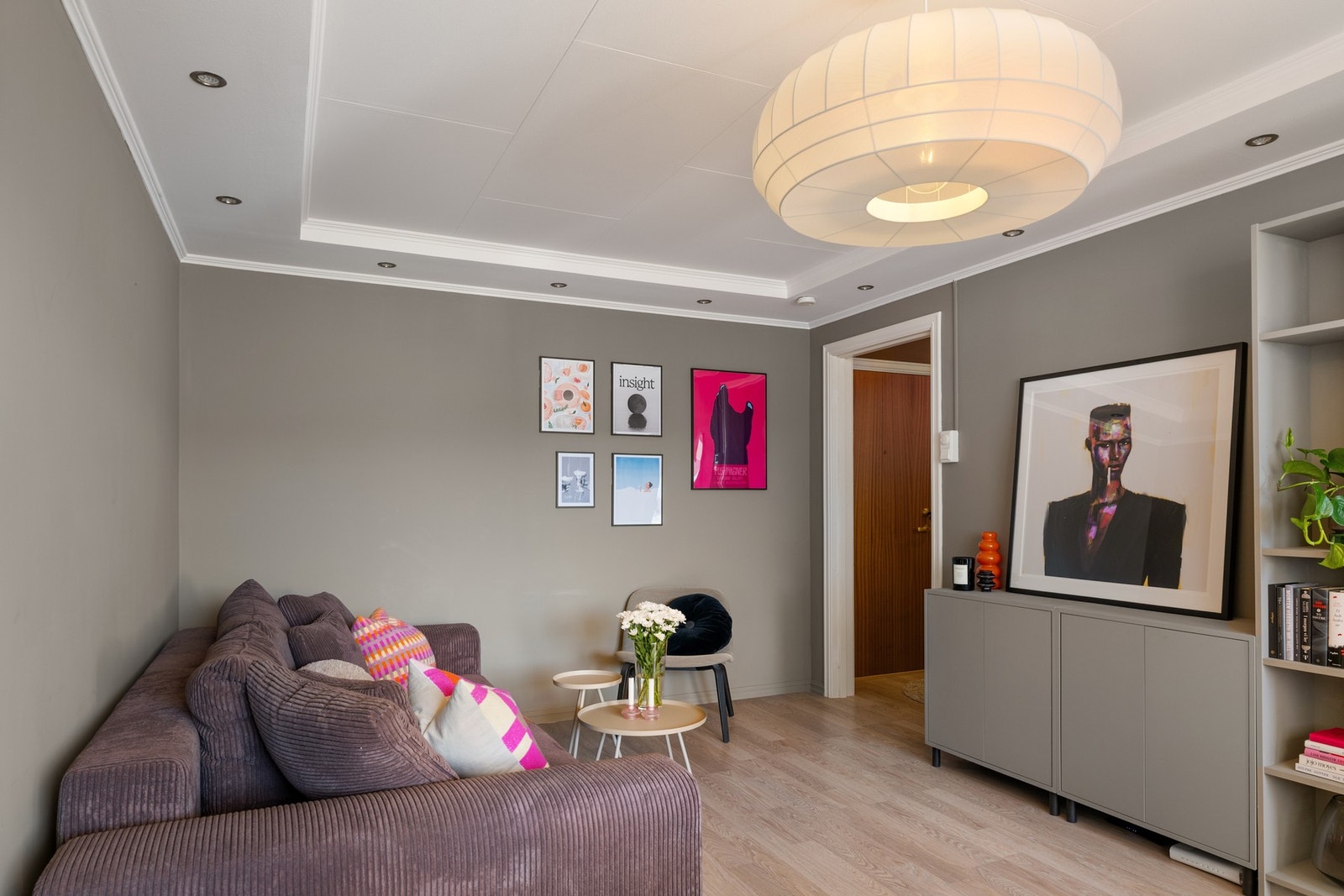 Det er installert downlights rundt hele stuen. Galleribilde
