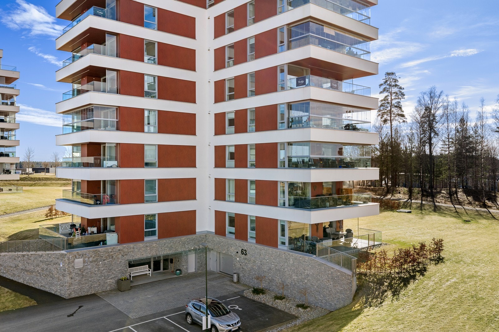 Boligblokken er oppført i betongkonstruksjon, som gir gode lyd- og brannforhold. Galleribilde