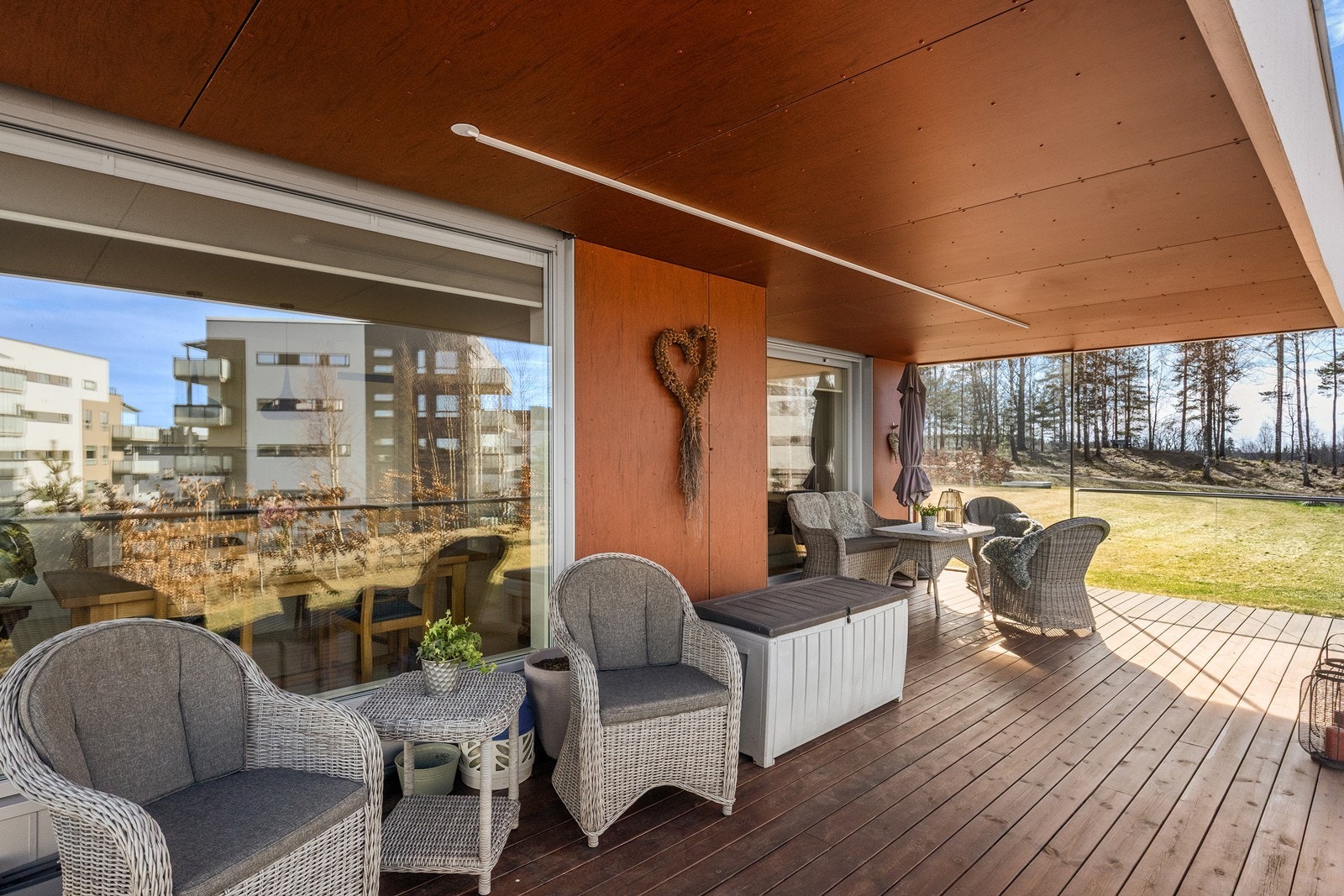 Fra stuen er det direkte utgang til en skjermet og romslig markterrasse på ca. 30 m². Her er det god plass til både sittegruppe og grill, perfekt for sosiale sammenkomster. Galleribilde