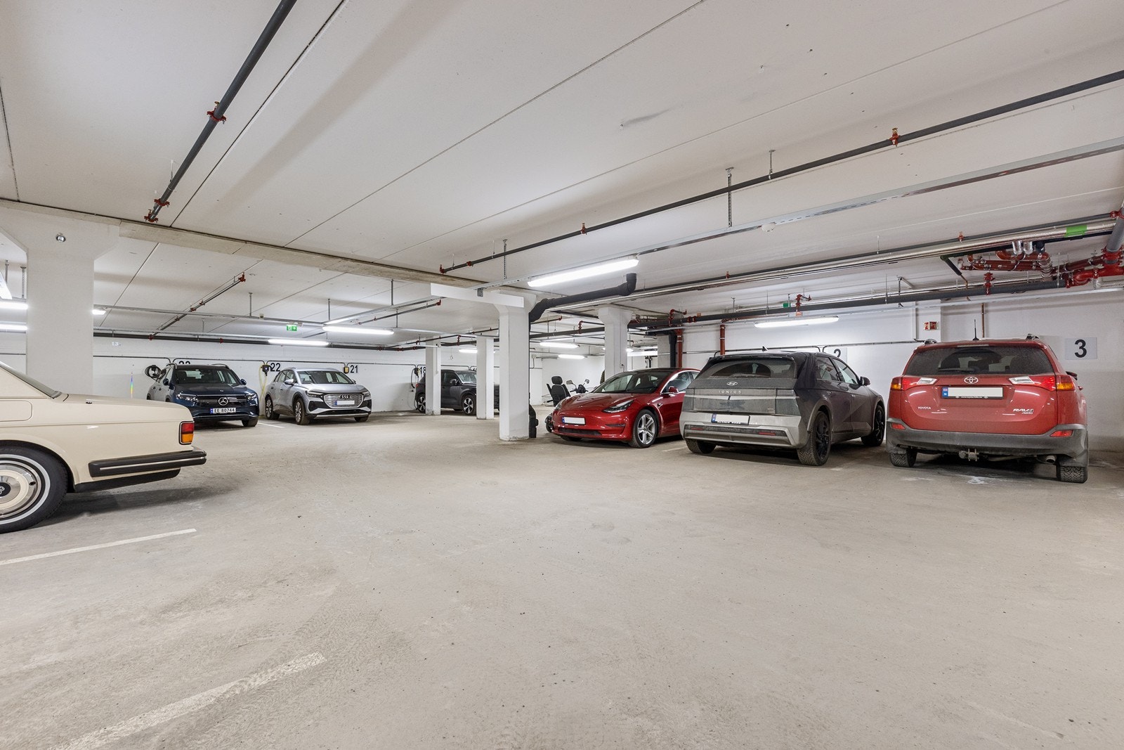 Det medfølger en fast parkeringsplass i felles, lukket garasjeanlegg. Galleribilde