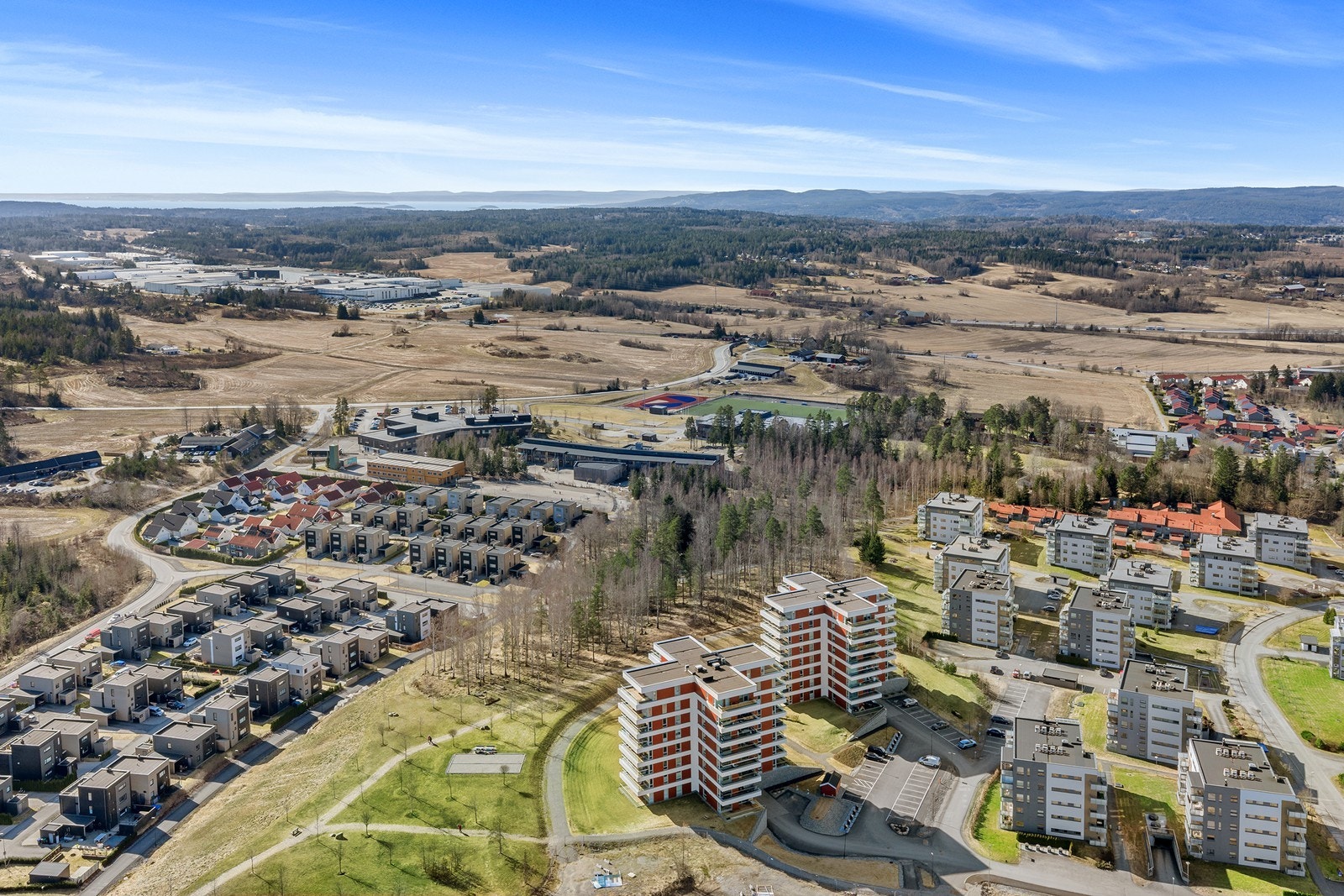Fra leiligheten er det kort vei til både skoler og barnehager, som Vestby skole og Østbydammen barnehage. Galleribilde
