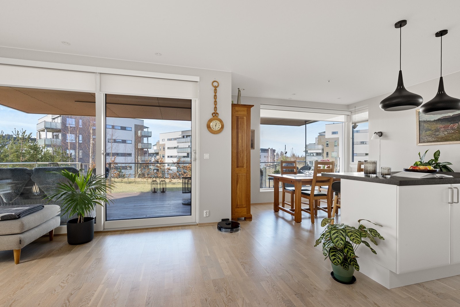 Fra entreen kommer du ut til en åpen kjøkken- og stue løsning. Løsningen gir en flott romfølelse, og store skyvedører åpner opp mot terrassen. Galleribilde