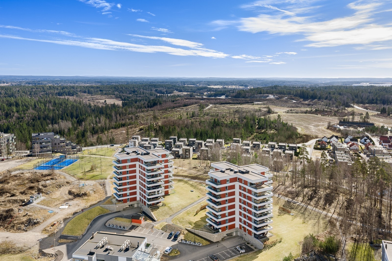 Gode pendlermuligheter med kort avstand til Vestby stasjon, med hyppige avganger mot Oslo. Galleribilde