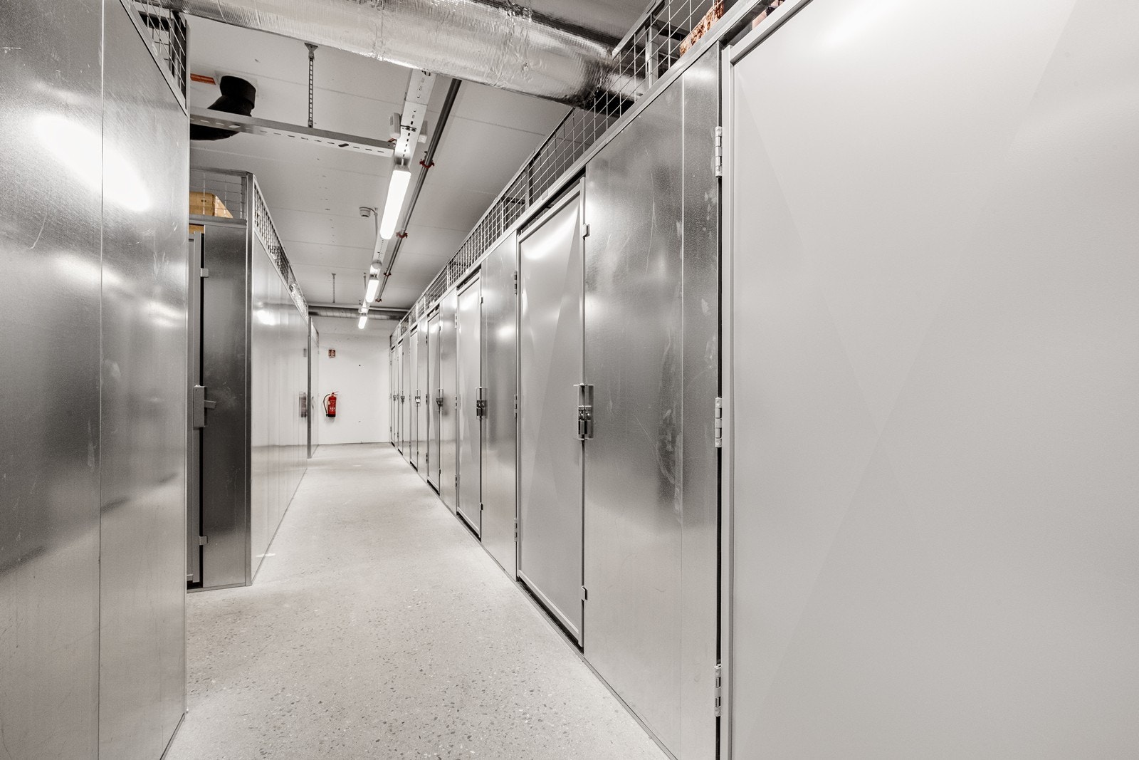 I kjelleren disponerer leiligheten en egen bod på 5 m² for ekstra lagring. Galleribilde