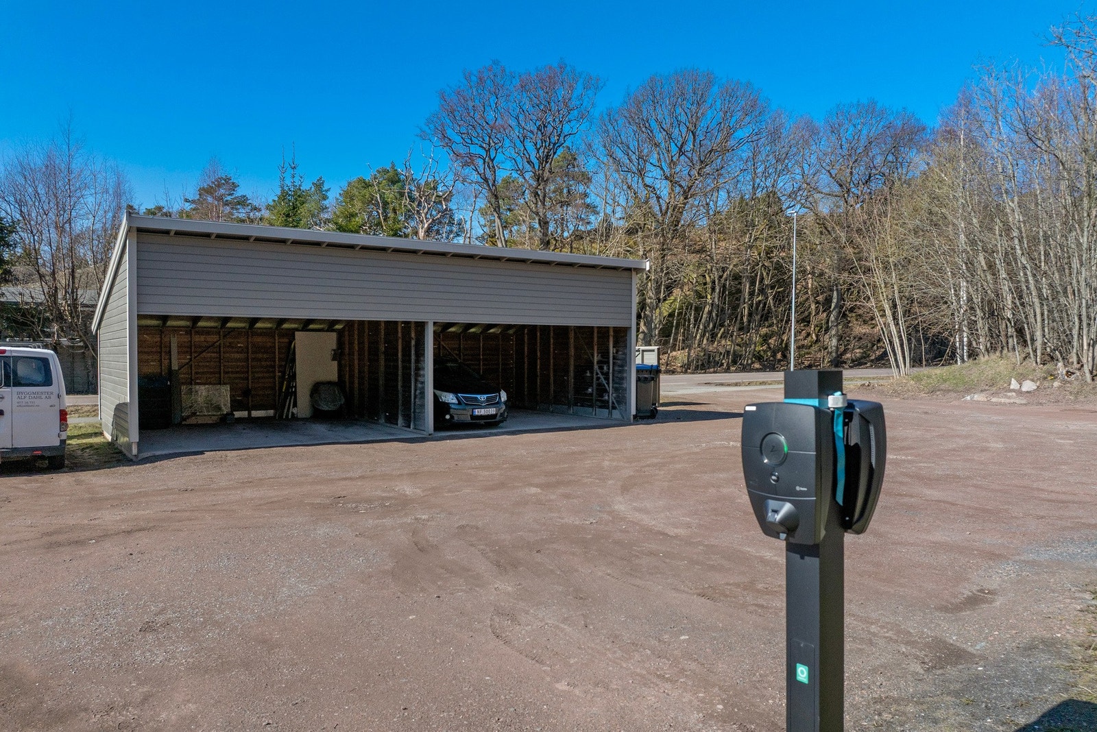Parkering i carport. Galleribilde