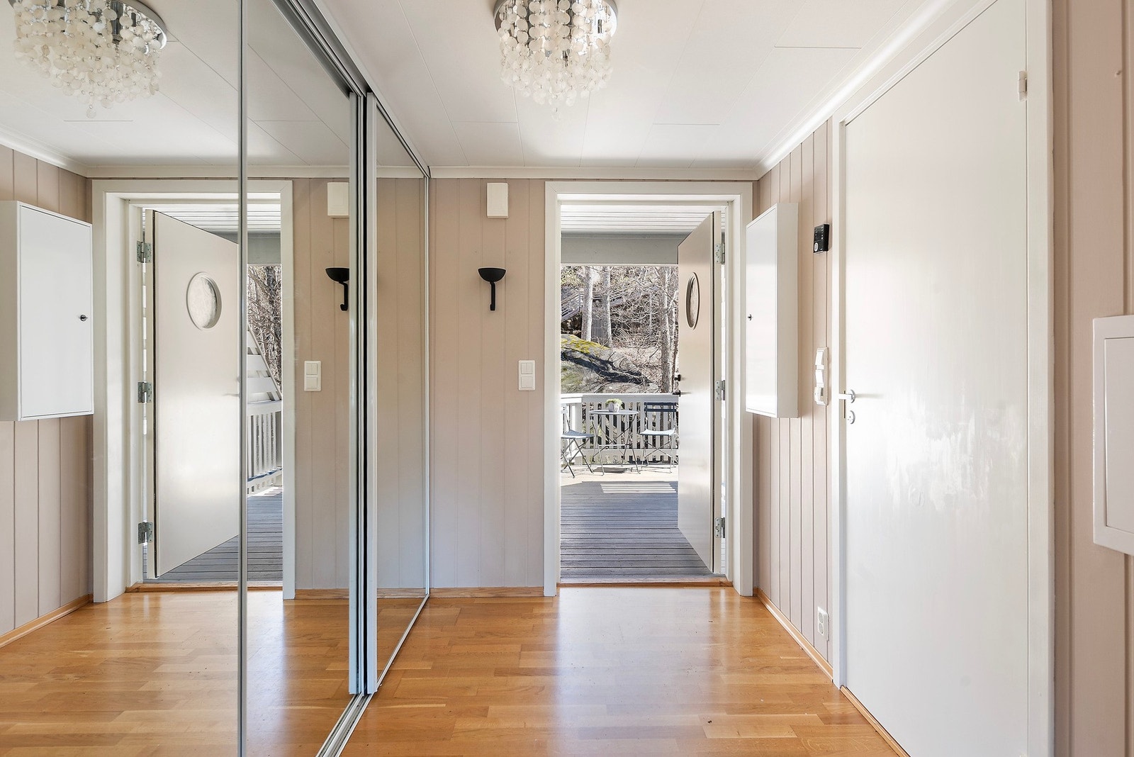 Lys og fin gang med en stor Garderobeløsning, samt en utvendig bod og en flott hems Galleribilde