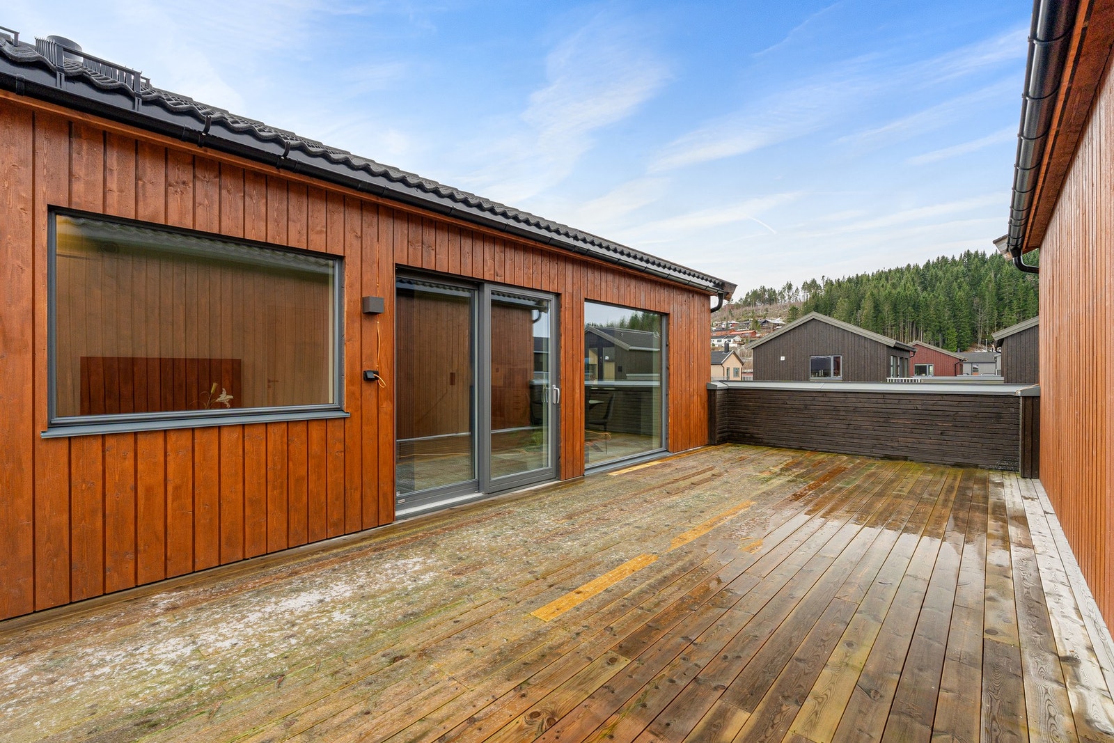 Stor uteplass med gode muligheter for flere sofagrupper. Galleribilde