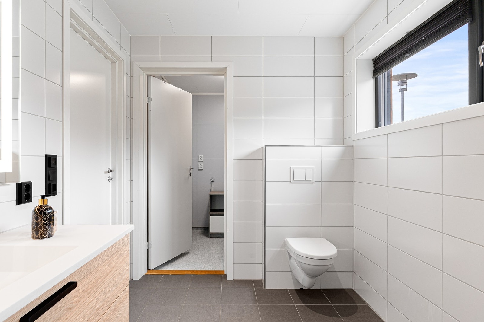 I tilknytting badet finner man et praktisk vaskerom. (Har alltid vært innredet som vaskerom men stemmer ikke med byggetegninger hvor rommet er betegnet som bod) Galleribilde