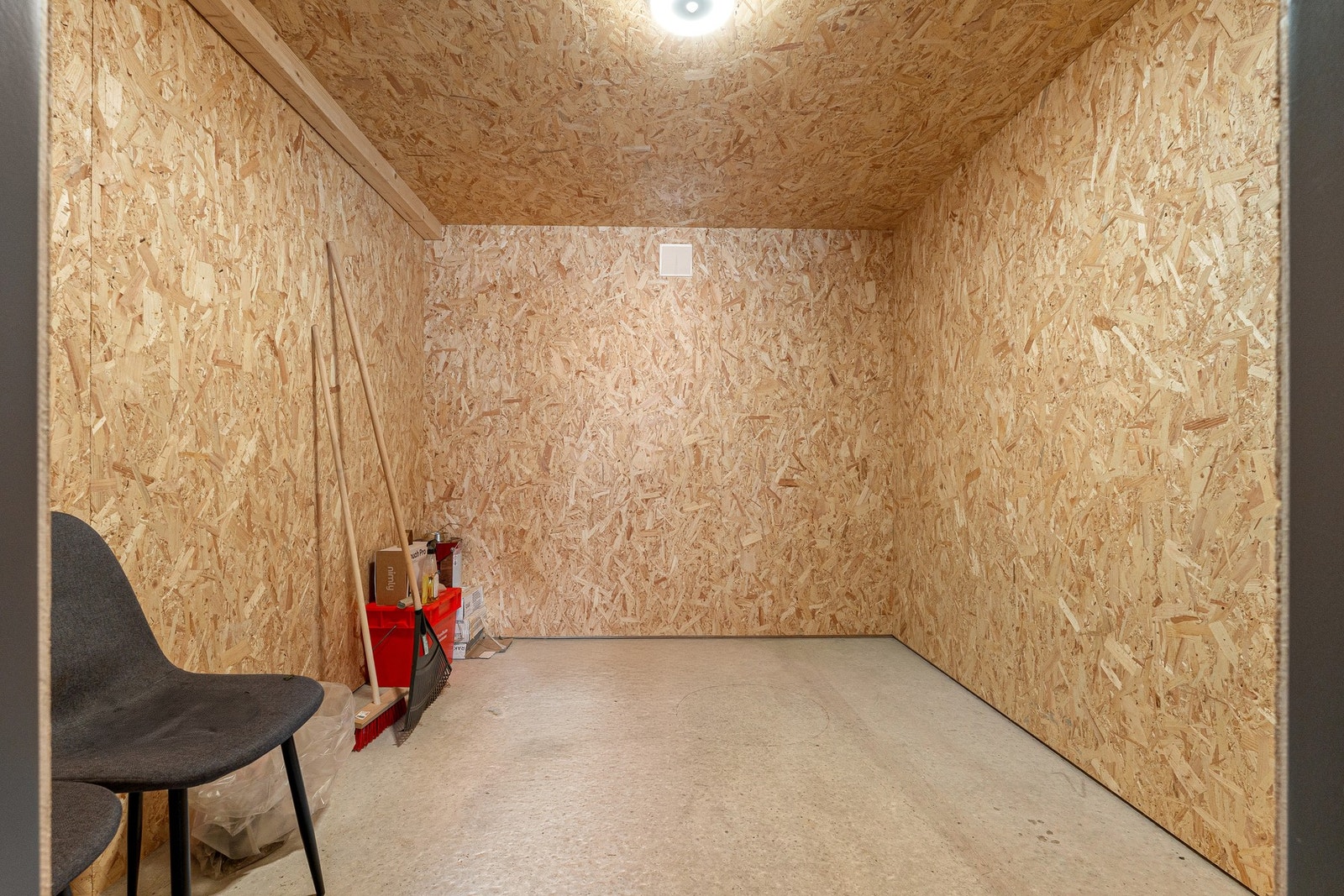 Utvendig bod på 7,1 m² som gir gode muligheter for ryddig og praktisk lagring. Galleribilde
