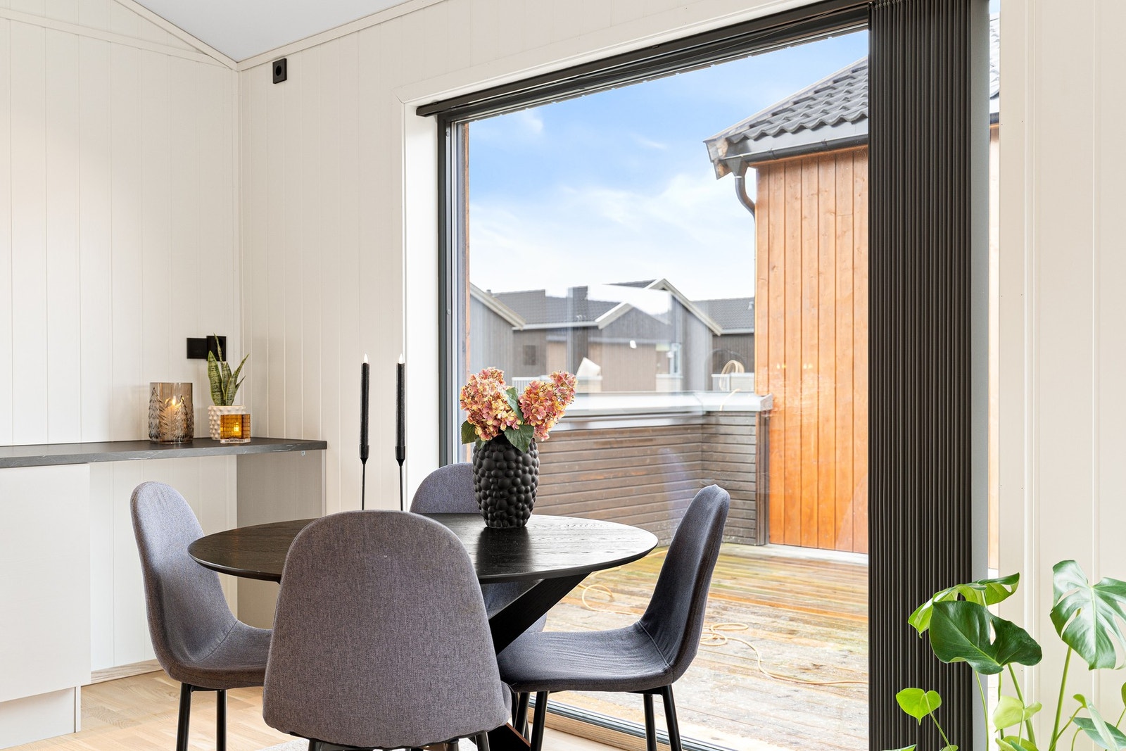 Rikelig med plass til ønsket spisebord, perfekt for sosiale sammenkomster med venner og familie. Galleribilde