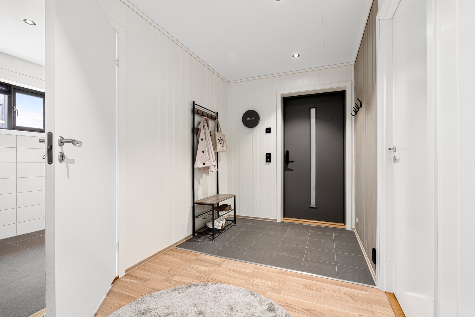Rikelig med plass til ønsket garderobeløsninger, samt oppheng til yttertøy. Galleribilde