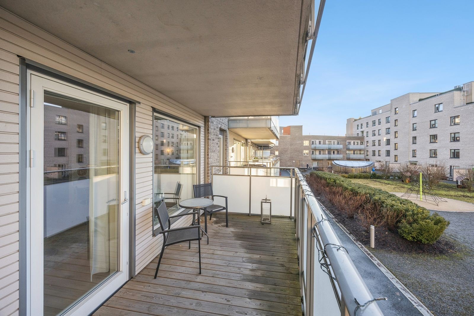 Stor balkong med god plass til utemøblement og grill Galleribilde