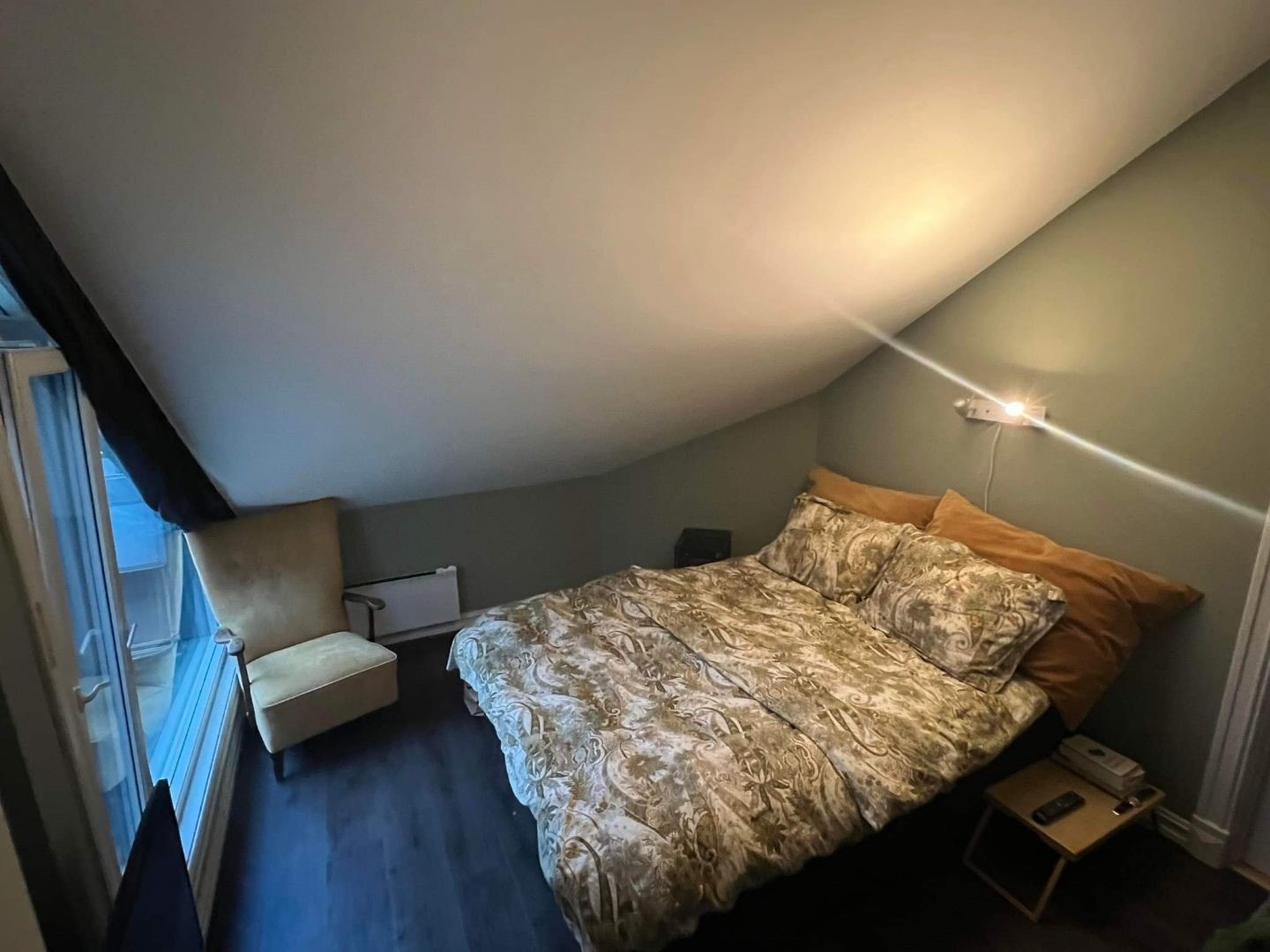 Plass til dobbeltseng i soverom. Walkin closet garderobe. Galleribilde