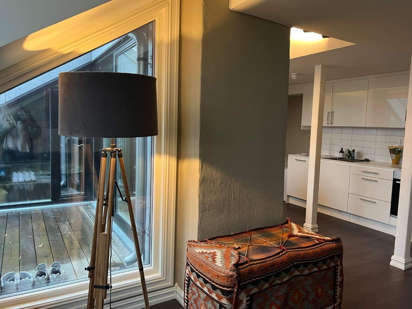 Romslig balkong med god plass til utembøler og grill. Galleribilde