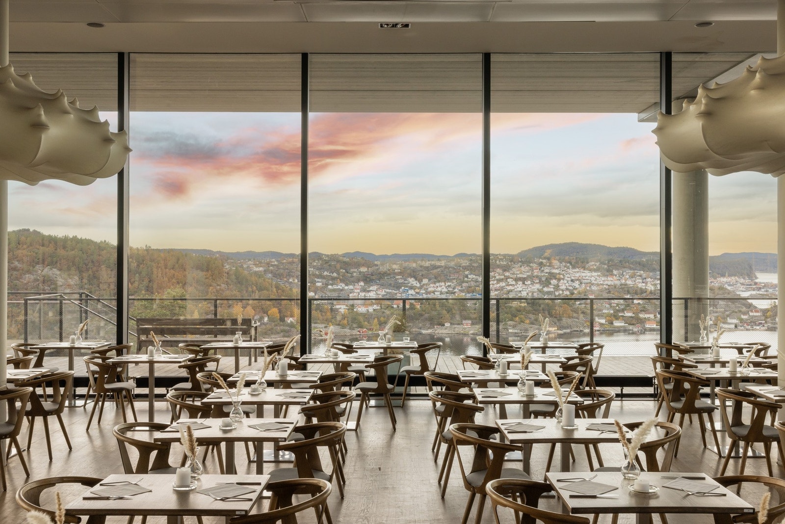 Her kan du nyte en god middag på resturanten Utsikten, med flott utsikt over Kragerø og skjærgården! Galleribilde