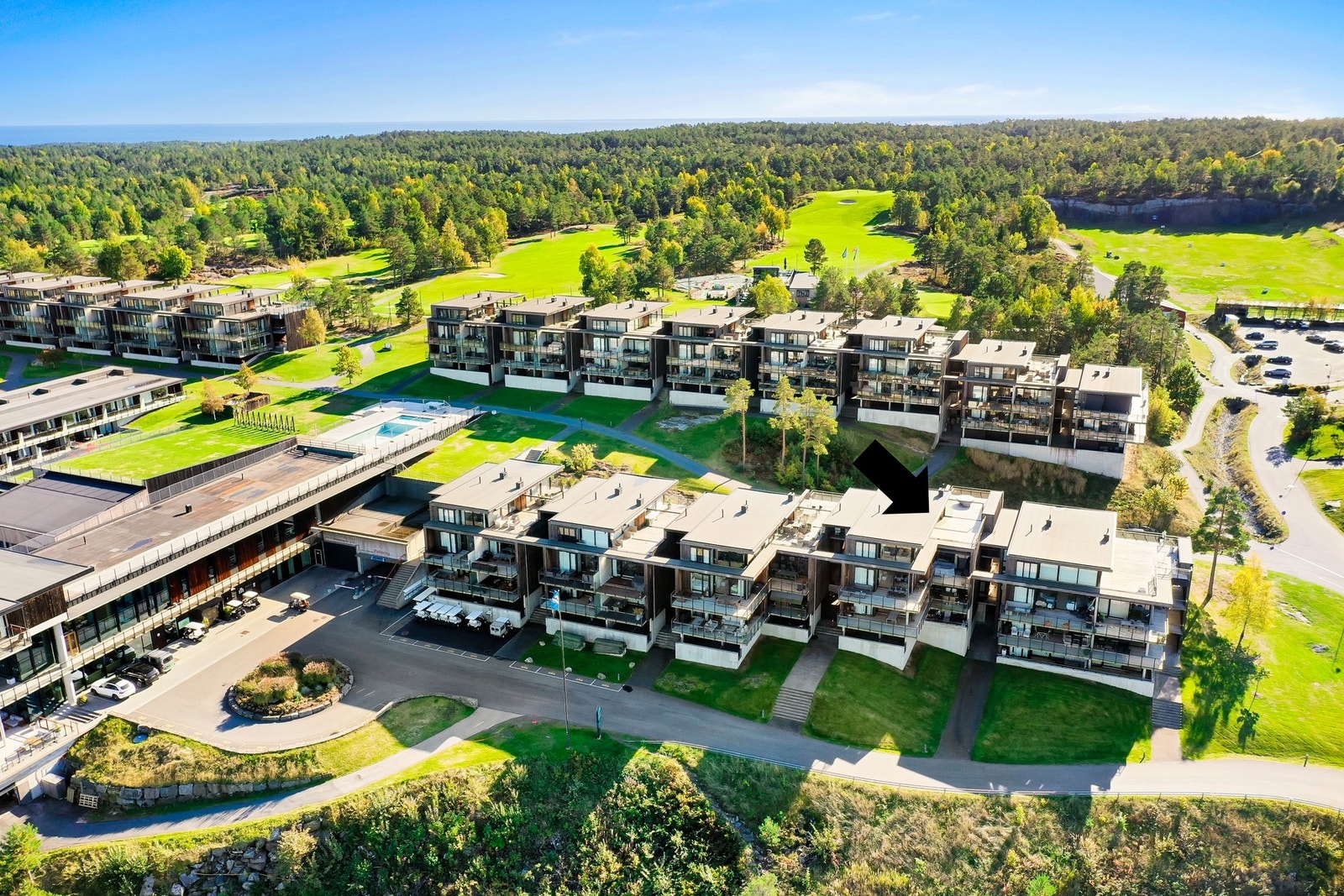 Leiligheten ligger helt i første rekke og byr på spektakulær 180 graders panoramautsikt over sjøen og den vakre Kragerø-skjærgården. Galleribilde