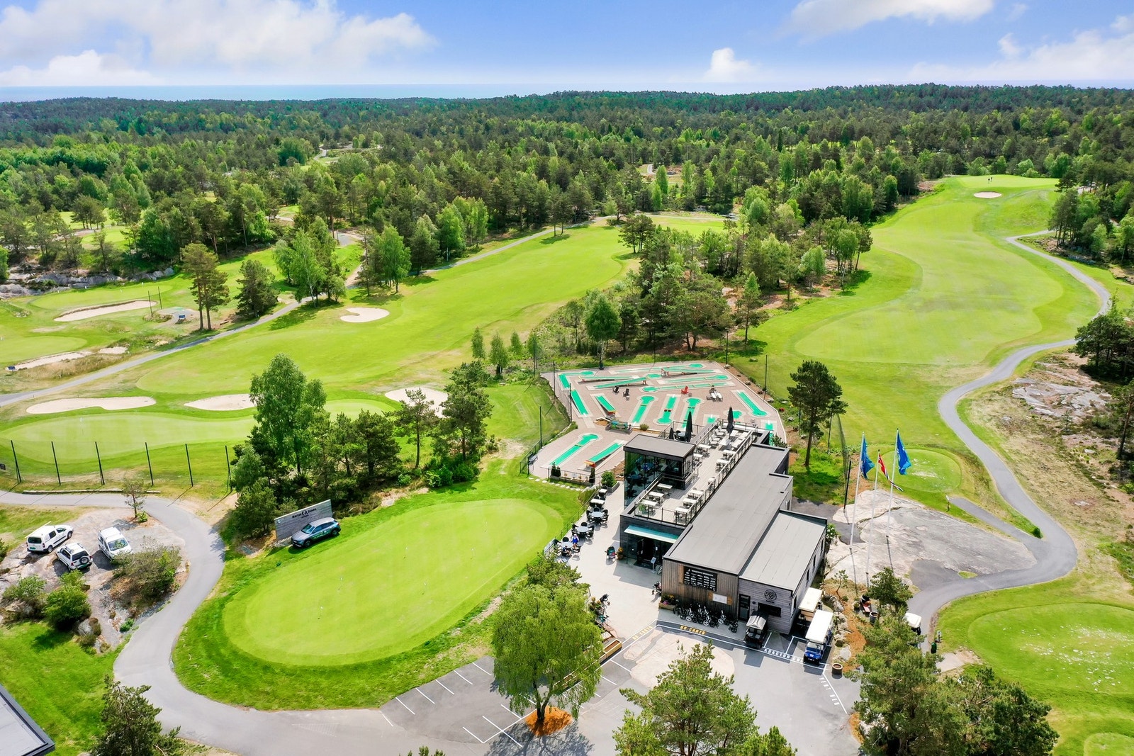 Her har du en 18-hulls golfbane av internasjonal kvalitet, minigolf, fotballgolf eller frisbeegolf. Perfekt for hele familien! Galleribilde