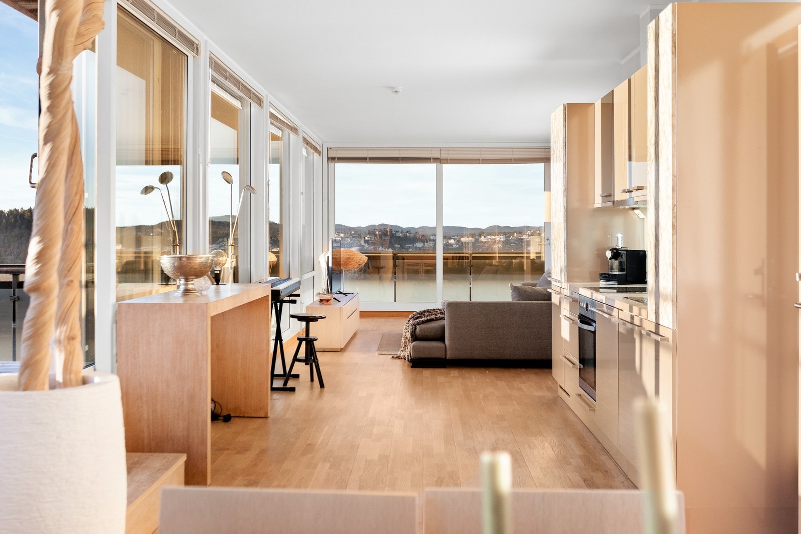 Boligen inneholder tre lyse soverom, to delikate bad, gang, åpen stue- og kjøkkenløsning med spisestue, samt romslige terrasser med sol fra morgen til sen kveld. Galleribilde