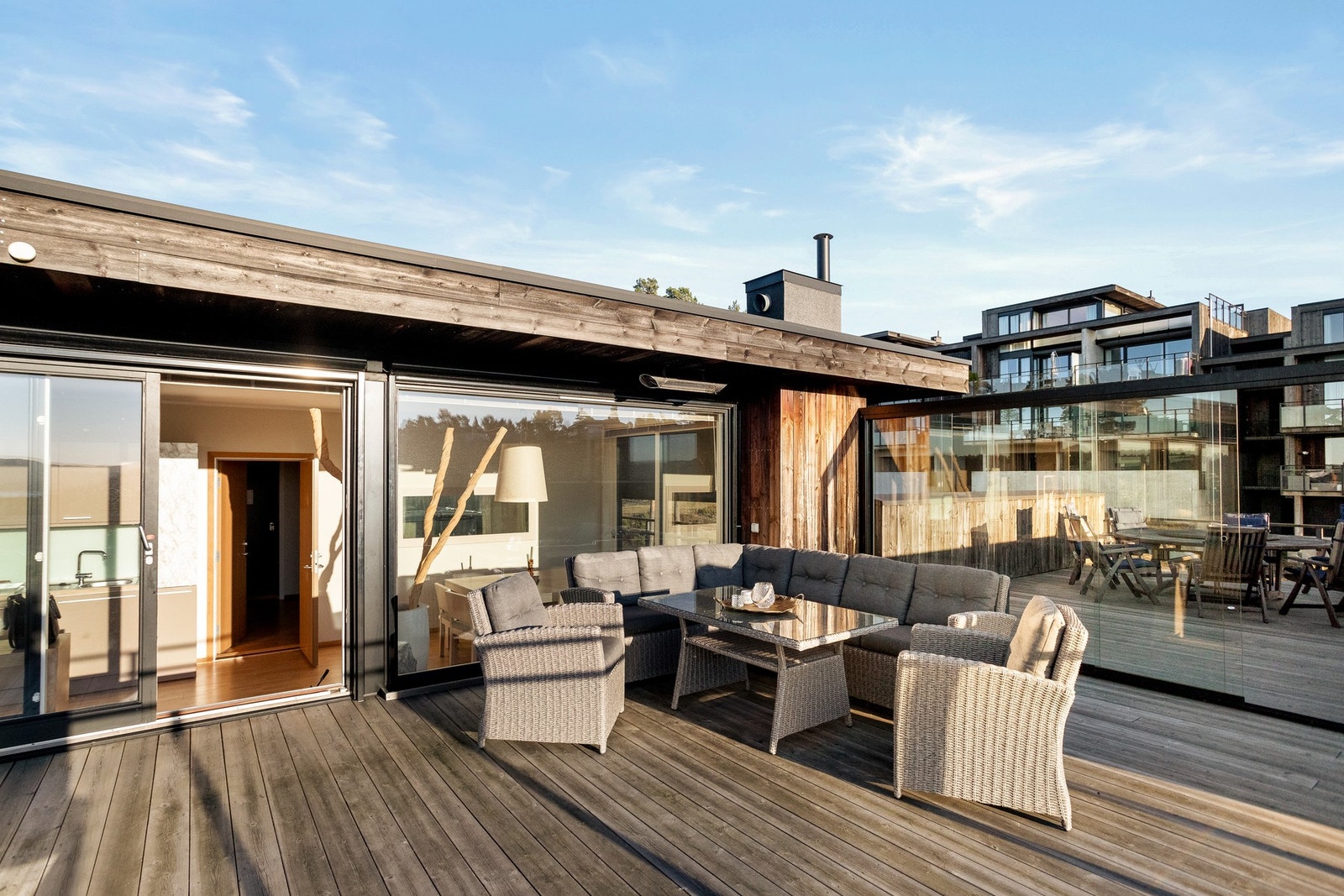 Fra stuen er det direkte utgang til den romslige og luftige takterrassen, hvor du kan nyte solen og den spektakulære utsikten. Galleribilde