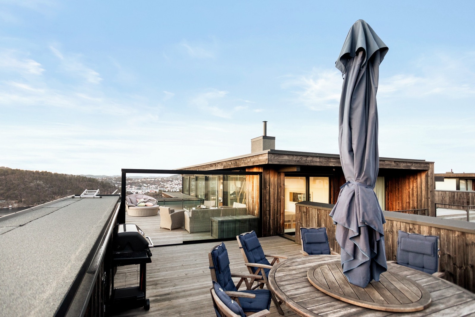 Flere områder på terrassen til å nyte en god middag med sol og flott utsikt! Galleribilde