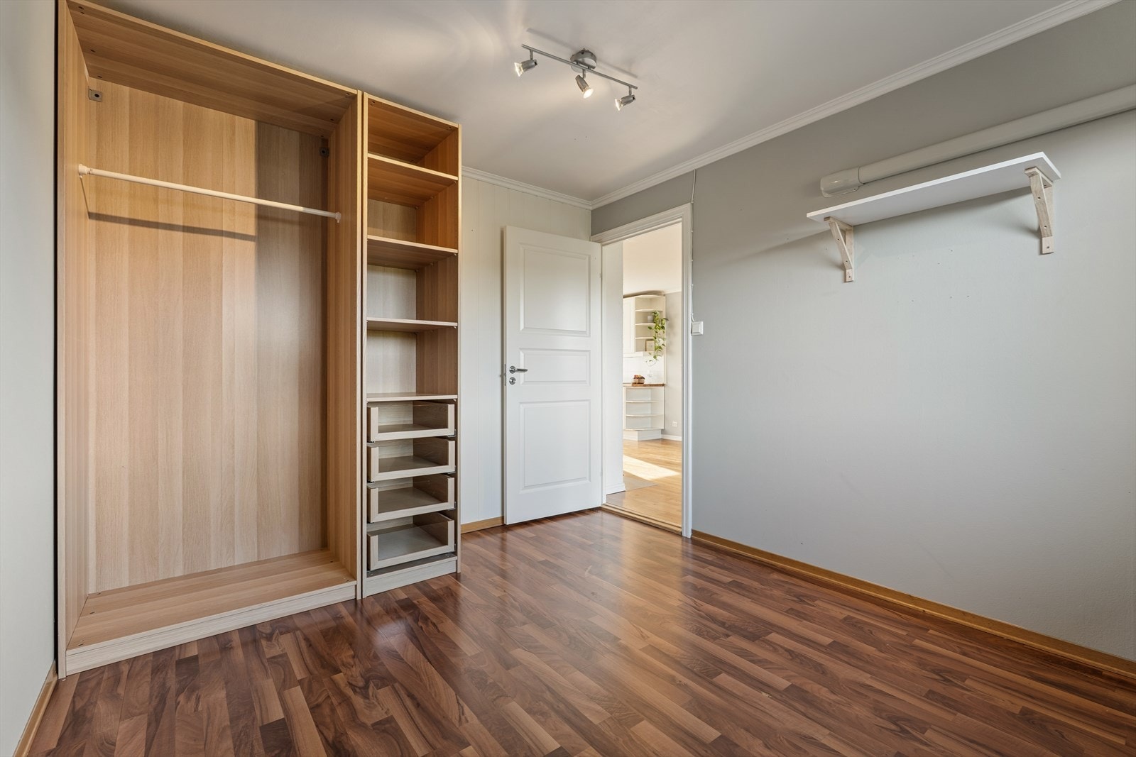 Godt med oppbevaringsplass på hovedsoverommet Galleribilde