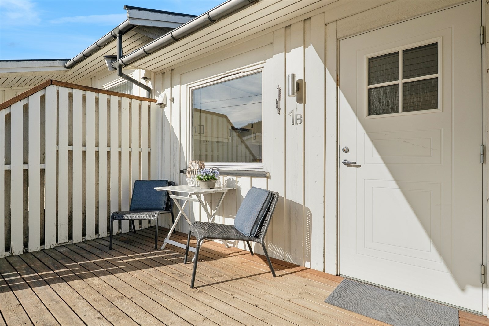 Innbydende inngangsparti med plass til en hyggelig sittegruppe på terrassen - et perfekt sted for morgenkaffen eller en stund i solen Galleribilde