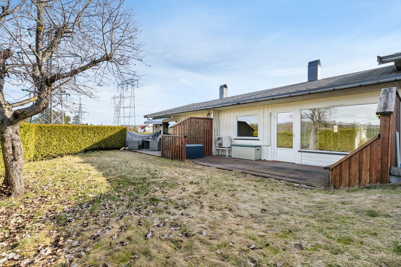 Uteområdet består av en flat og lettstelt hage med hekk som skjermer godt mot innsyn, og gir en naturlig grønn ramme rundt eiendommen. Et herlig uteareal som passer perfekt for både avslapning og lek. Galleribilde