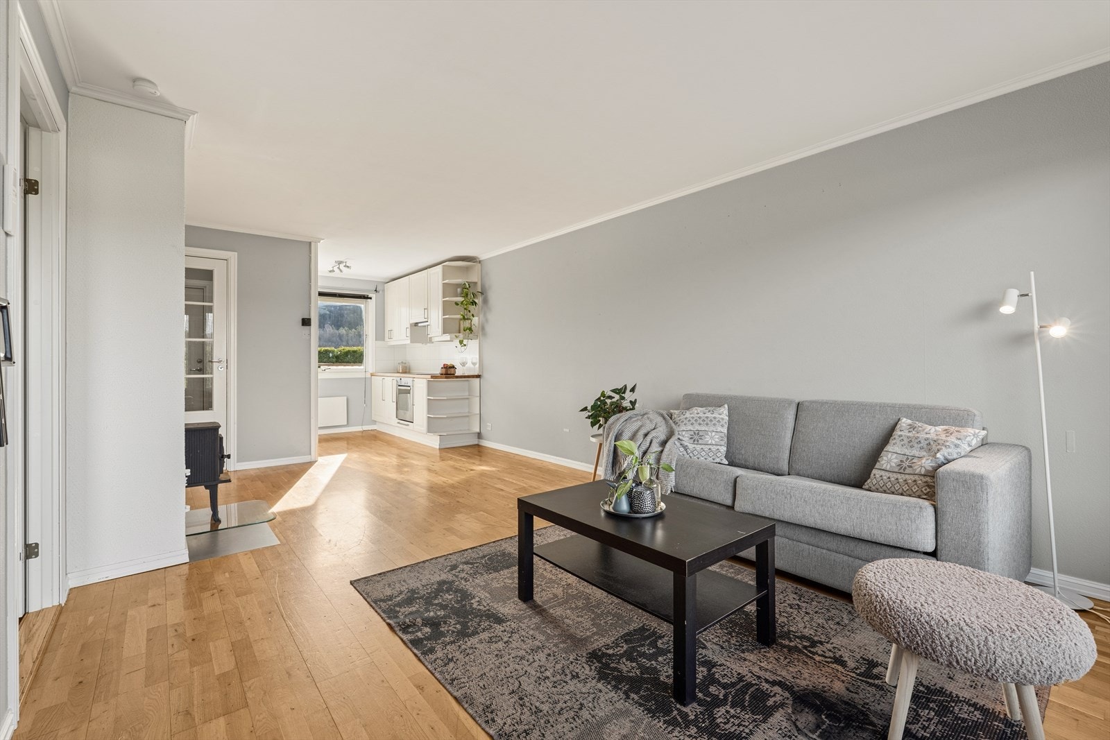 Den åpne utformingen gjør kjøkkenet perfekt for både hverdagens gjøremål og sosiale sammenkomster, enten det er en rolig morgenstund eller når familien samles rundt matlagingen. Galleribilde
