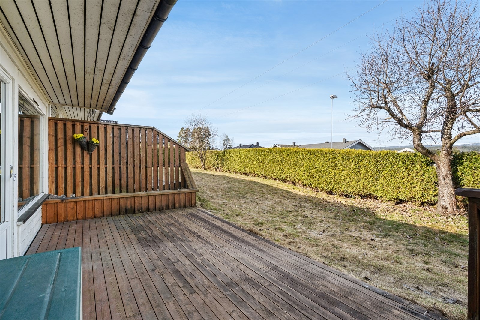 Boligen har en solrik og romslig terrasse med god plass til både sittegruppe og grill. Her ligger alt til rette for hyggelige sommerdager og rolige kvelder utendørs.Terrassen har tredekke og skjermvegg som gir en lun og privat sone rett utenfor stuedøren. Galleribilde
