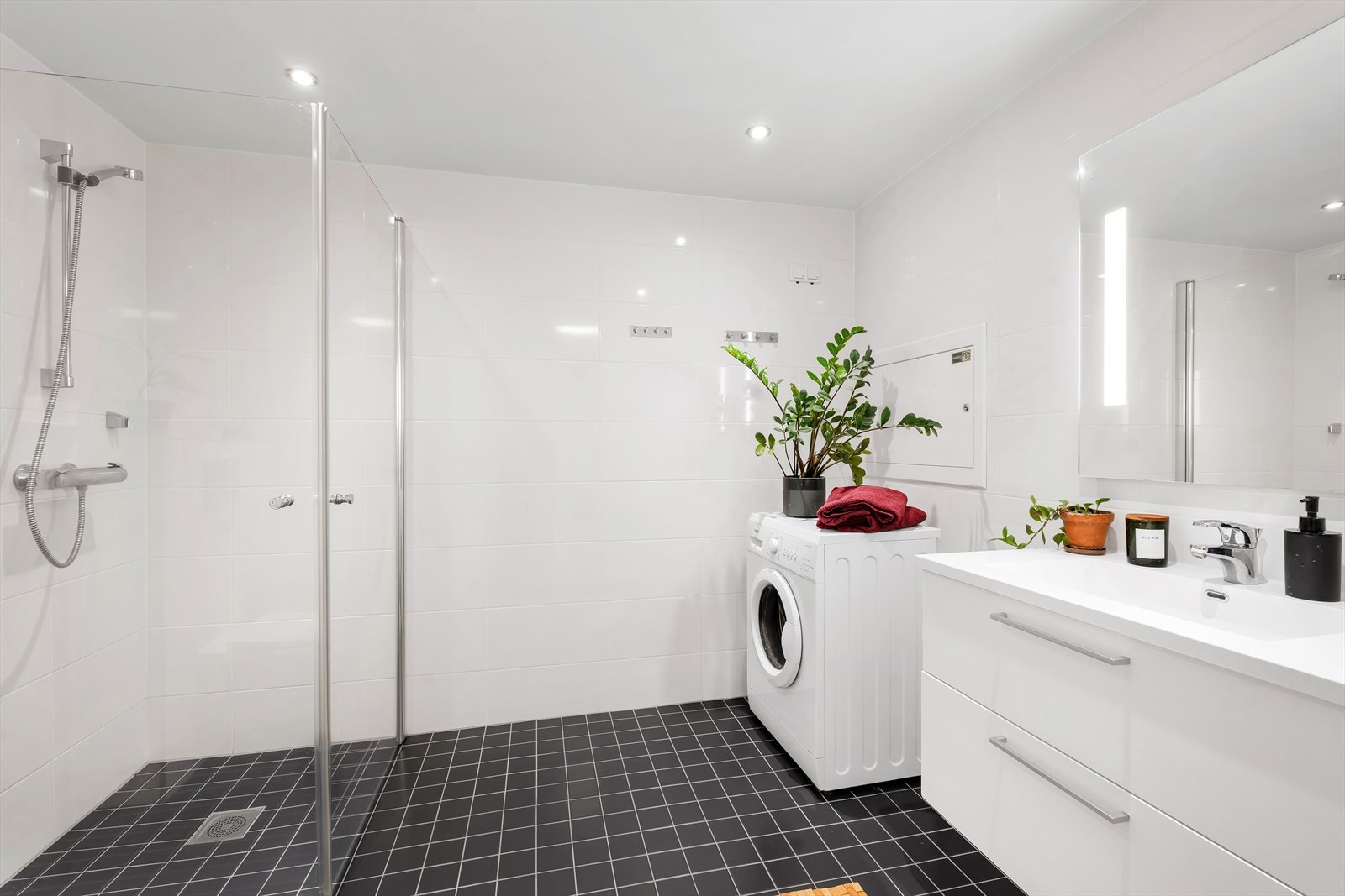 Lekkert, komplett flislagt bad med gulvvarme og praktiske innredninger. Galleribilde