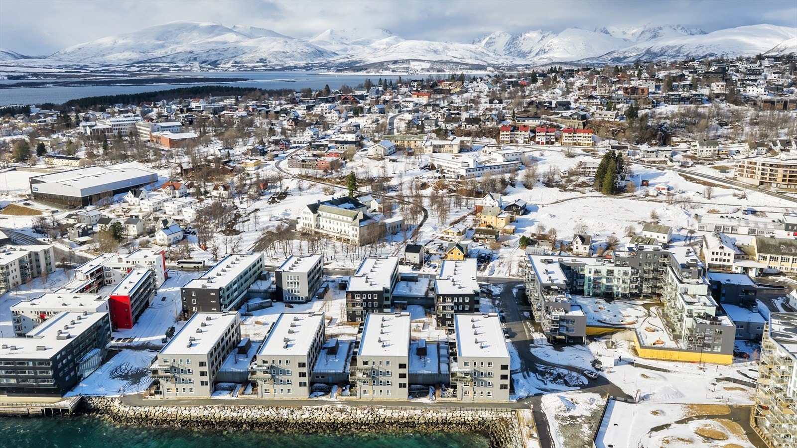 Her har du alle fasiliteter du måtte trenge innenfor gangavstand. Busstopp like ved med direkteruter til bla. Sentrum, Jekta og UNN/UiT. Galleribilde