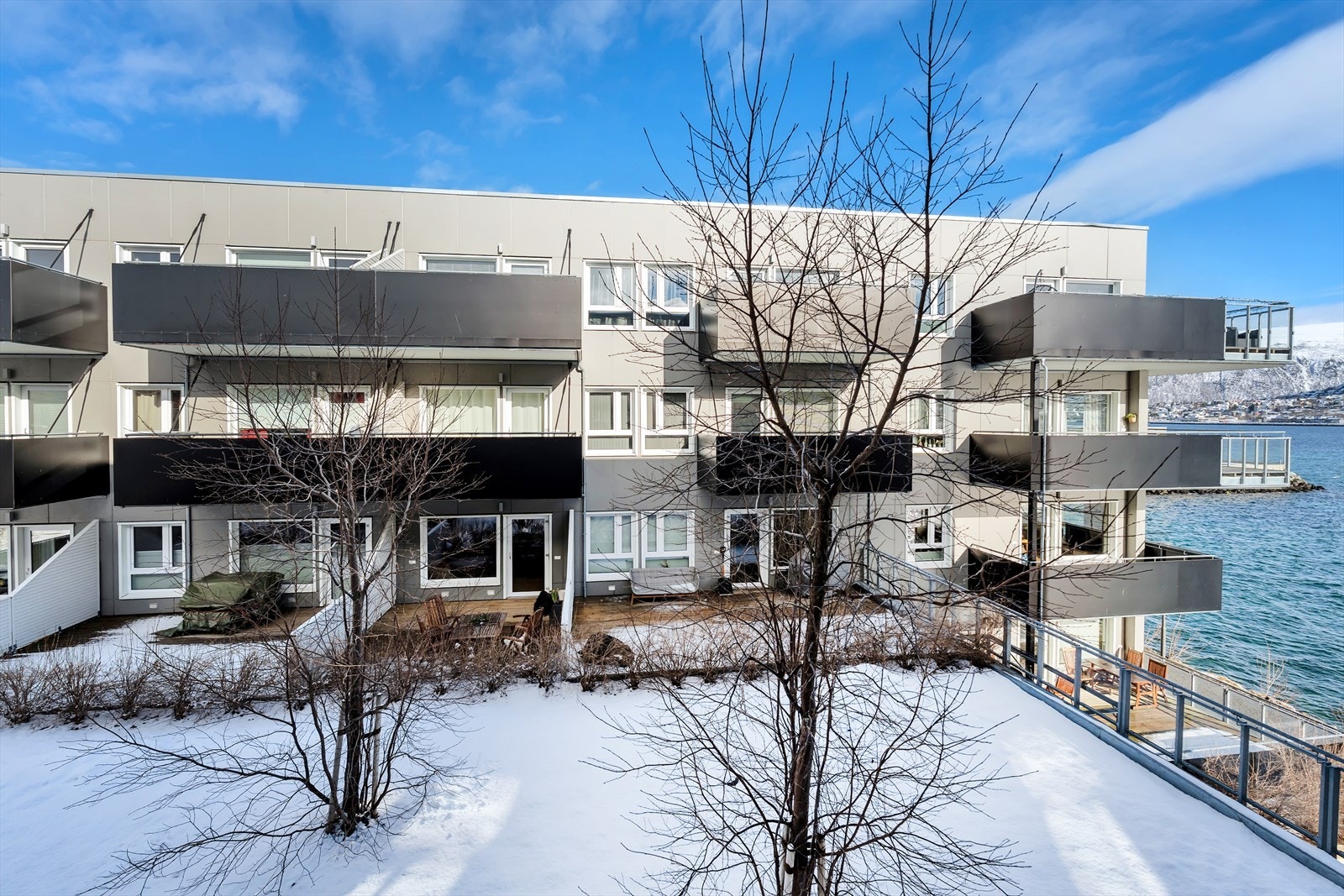 Sørvendt plassering i byggets 2. etasje med enkel adkomst. Galleribilde