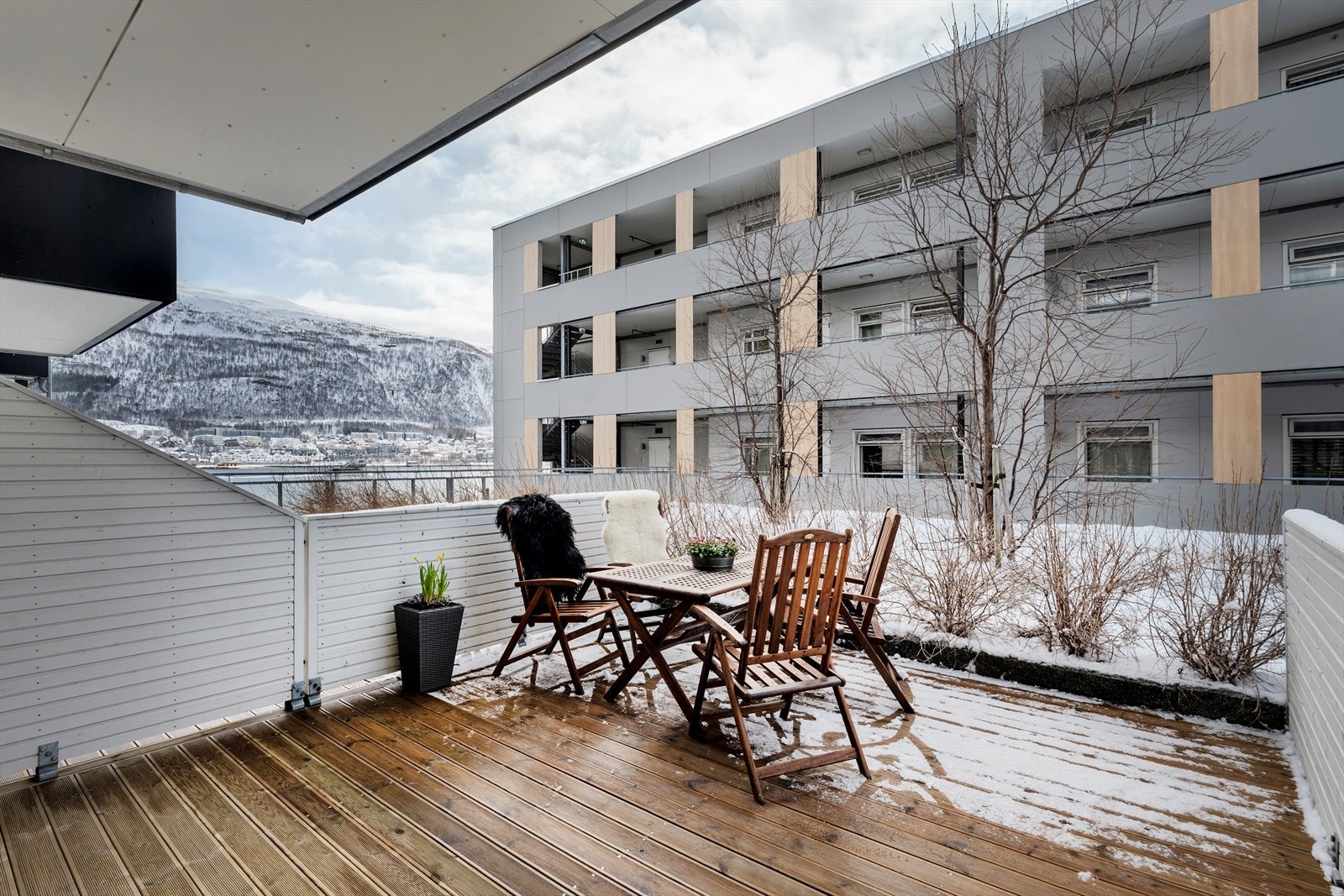 Utgang fra stuen til en flott, takoverbygd og sørvendt terrasse med optimale solforhold - perfekt oppholdssted en varm sommerdag. Galleribilde