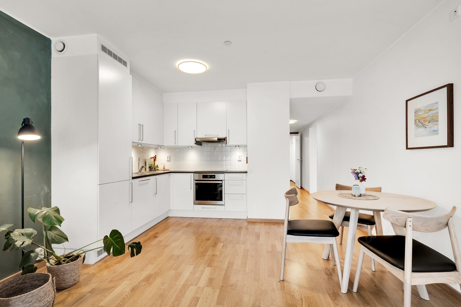 Spisegruppen finner sin naturlige plass like ved kjøkkenet. Galleribilde