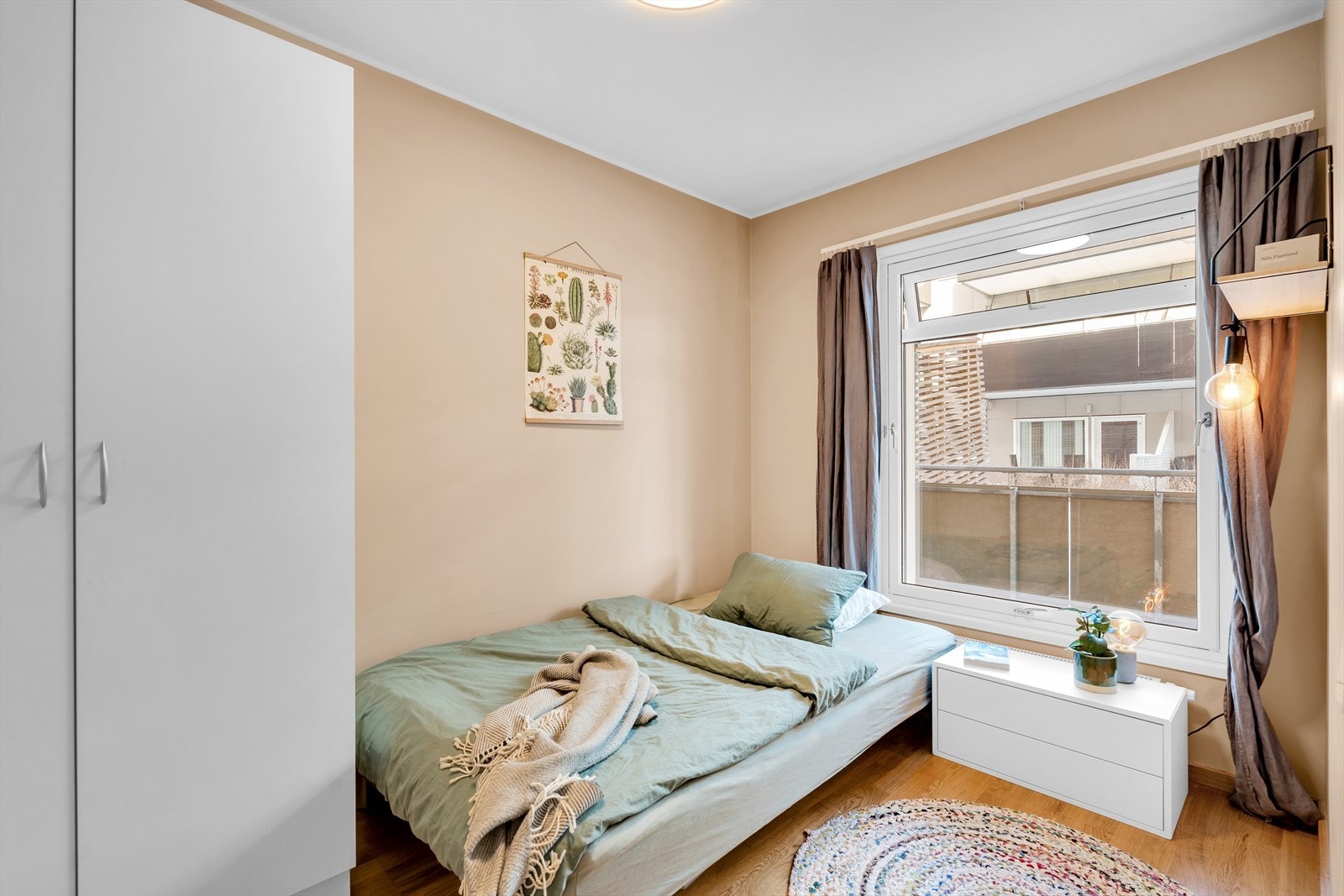 Soverom 2- gjennomført i et behagelig fargevalg med flere gode møbleringsmuligheter. Galleribilde